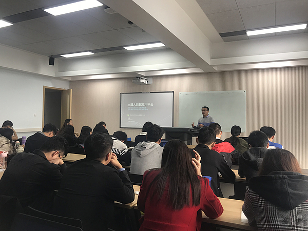 錦華生態負責人講解土壤大數據應用.jpg 錦華生態負責人講解土壤大數據應用.jpg